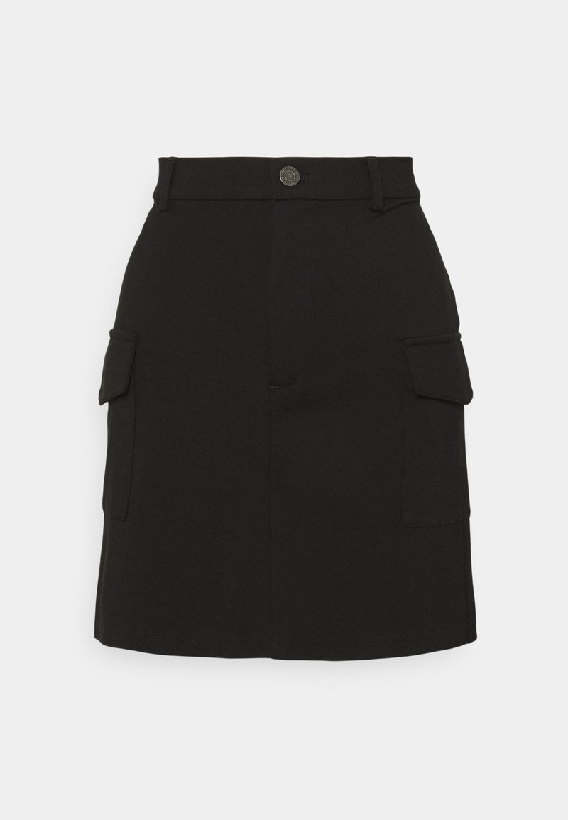 Černá cargo sukně vyrobená z látky s hladkým povrchem. Obsahuje dvě boční kapsy a zapínání na knoflík vpředu. Rovný střih.