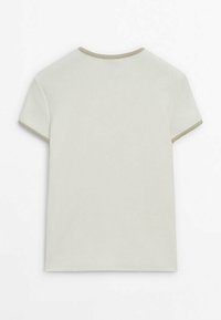 Harmaa t-paita, jossa on lyhyet hihat, pyöreä pääntie ja kontrastivärinen beige reunus kaula-aukon ja hihansuun ympärillä.