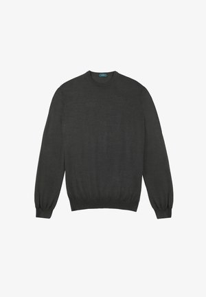 Maglione lavorato a maglia grigio scuro, con scollatura a girocollo, maniche lunghe con polsini aderenti, texture morbida, design minimalista, senza motivi visibili o accessori.