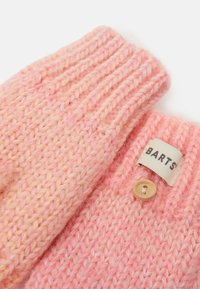 Πλεκτά ροζ γάντια με ραφή ριμπ, διαθέτουν κλείσιμο με κουμπί και ετικέτα που γράφει "BARTS". Το υλικό φαίνεται μαλακό και ζεστό.