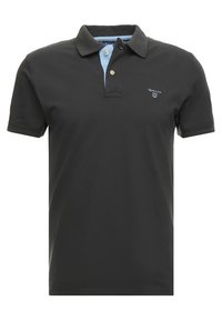 Schwarzes Polohemd mit kurzen Ärmeln, kontrastierendem hellblauem Innenkragen, kurzem Knopfverschluss mit zwei Knöpfen und gesticktem Logo auf der Brust.