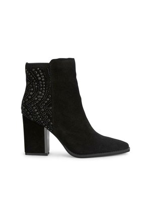 Botas de tobillo de ante negro con punta afilada, adornadas con detalles de cuentas en un lado y un tacón cuadrado. Textura suave en todo.