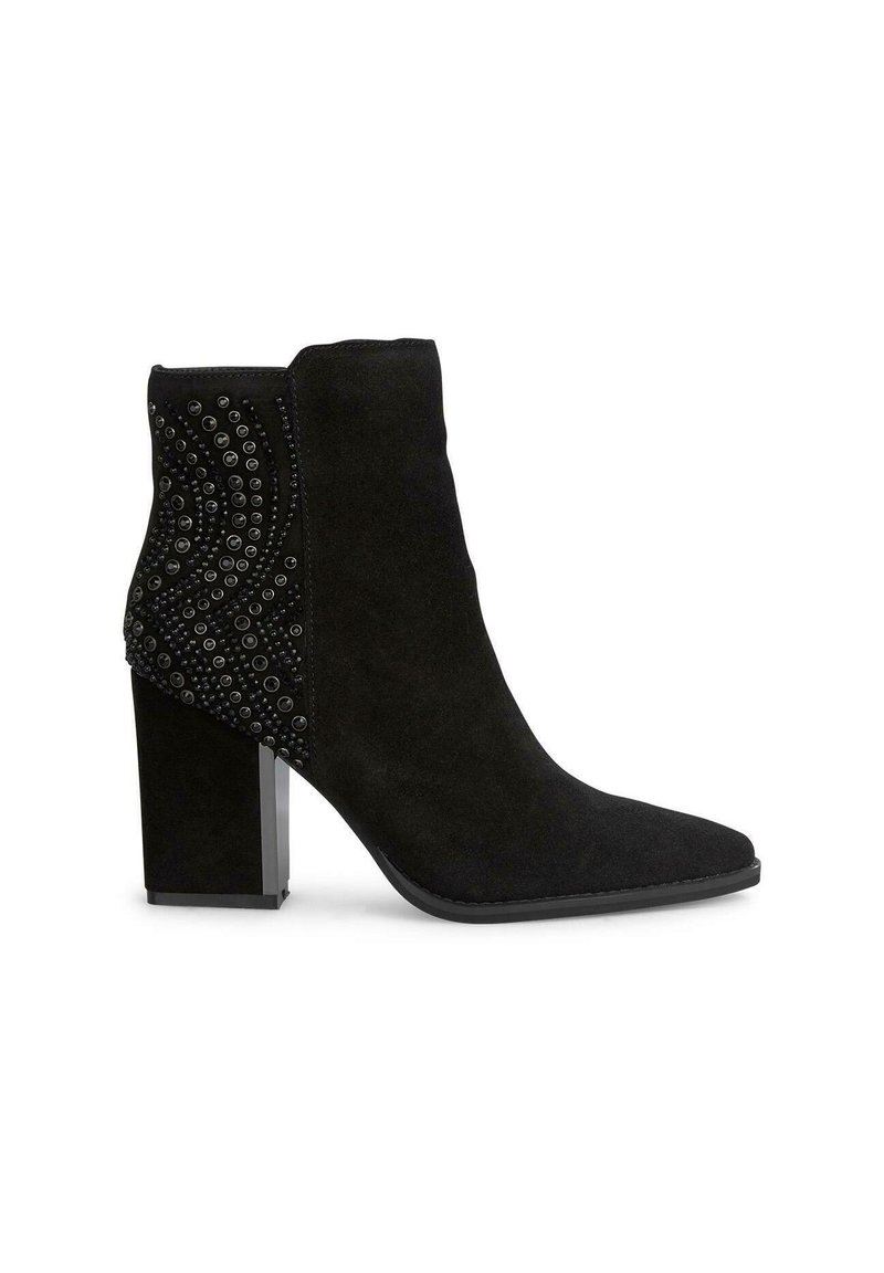 Botas de tobillo de ante negro con punta afilada, adornadas con detalles de cuentas en un lado y un tacón cuadrado. Textura suave en todo.