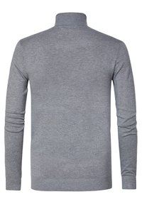 Grauer Strickpullover mit hohem Kragen, langen Ärmeln, gerippten Bündchen und Saum. Minimalistisches Design mit glatter Textur.