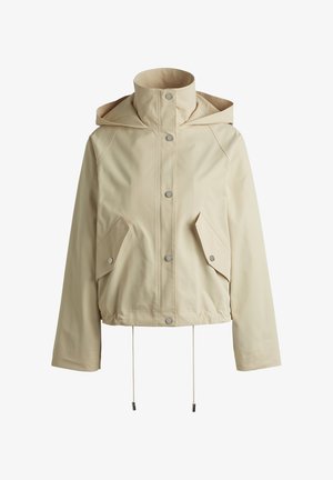 Bež vodonepropusna jakna s visokim ovratnikom, kapuljačom, dva prednja džepa, zatvaračima na dugmad i podesivim vezicom na rubu.