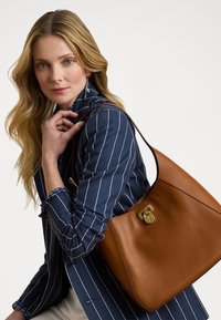 LEATHER LARGE TANNER SHOULDER BAG - Käsilaukku - lauren tan