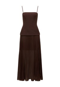 Robe deux pièces marron avec un corsage ajusté sans manches et une jupe plissée et fluide. Les tissus ont une texture lisse et une apparence superposée.