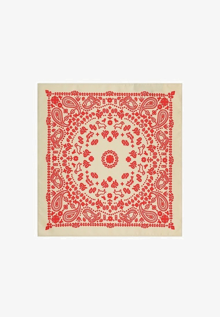 Czerwony wzór paisley i kwiatowy z małymi motywami psa i motyla na beżowym kwadratowym materiale, ułożony w koncentryczne okrągłe wzory.