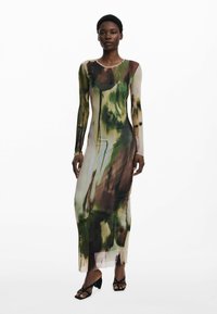 Langärmliges Kleid aus transparenter Stoff mit einem Aquarellmuster in Grün- und Brauntönen, mit taillierter Silhouette und rundem Ausschnitt.