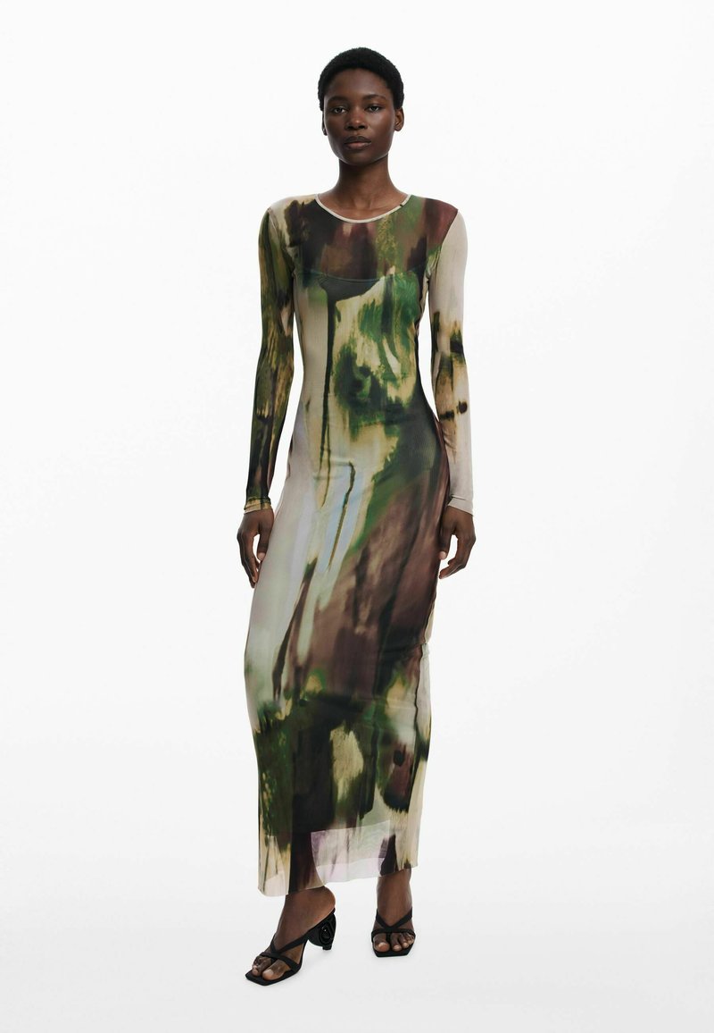 Langärmliges Kleid aus transparenter Stoff mit einem Aquarellmuster in Grün- und Brauntönen, mit taillierter Silhouette und rundem Ausschnitt.