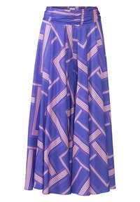 Fioletowa spódnica z geometrycznym wzorem w różowe linie. Materiał jest gładki, a w pasie znajduje się marszczona konstrukcja dla dodatkowego efektu.
