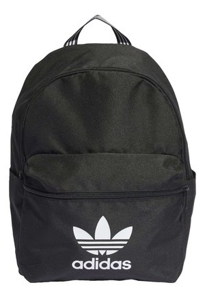 Schwarzer Adidas Rucksack mit einem Hauptreißverschlussfach und einer vorderen Reißverschlusstasche, mit einem weißen Adidas-Logo auf der vorderen Tasche.