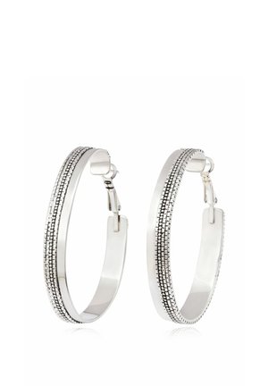 Boucles d'oreilles anneaux en argent avec motif à pois noirs texturé le long du bord extérieur et fermoir à charnière.