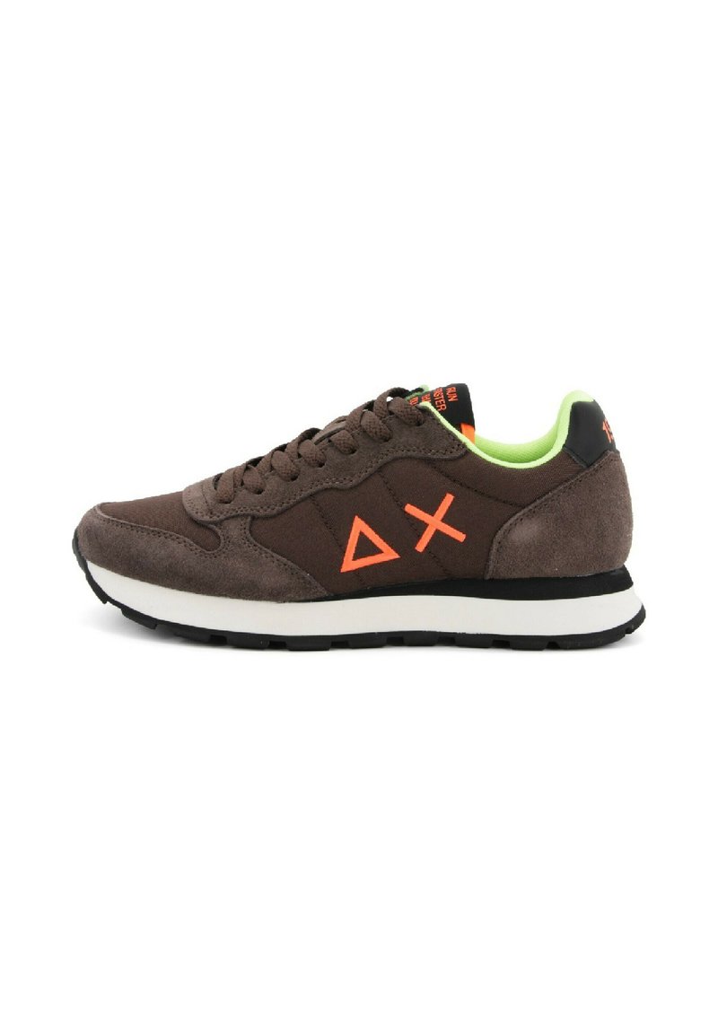 Baskets en suede marron et tissu avec triangle et logos X en orange fluo, semelle intermédiaire blanche, semelle extérieure noire et doublure intérieure verte fluo.
