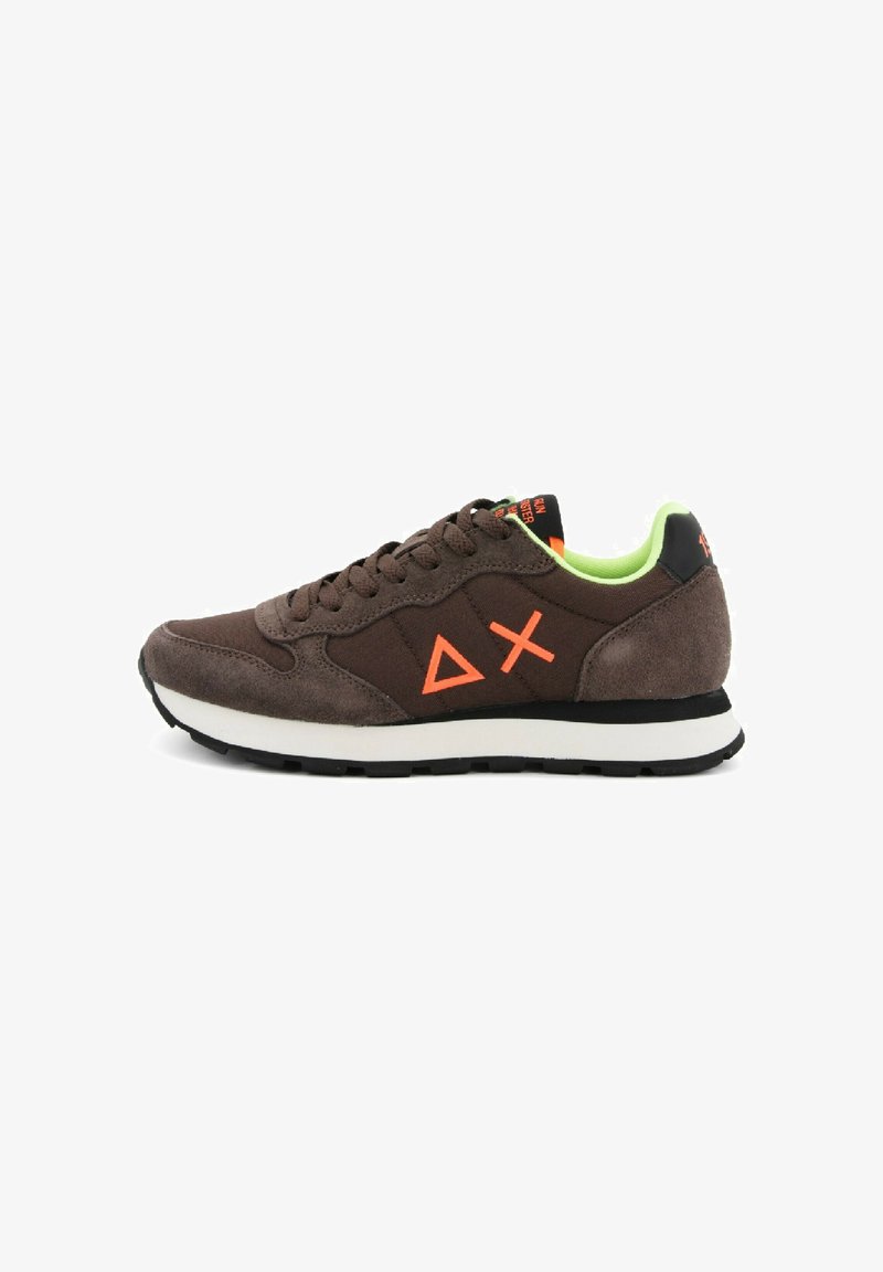 Sneaker in scamosciato marrone e tessuto con triangolo e loghi X in neon arancione, suola intermedia bianca, suola esterna nera e rivestimento interno verde neon.