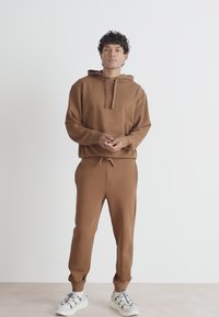 HUGO TRACKSUIT DAPODAYOTE SET - Gornji dio trenirke - medium brown