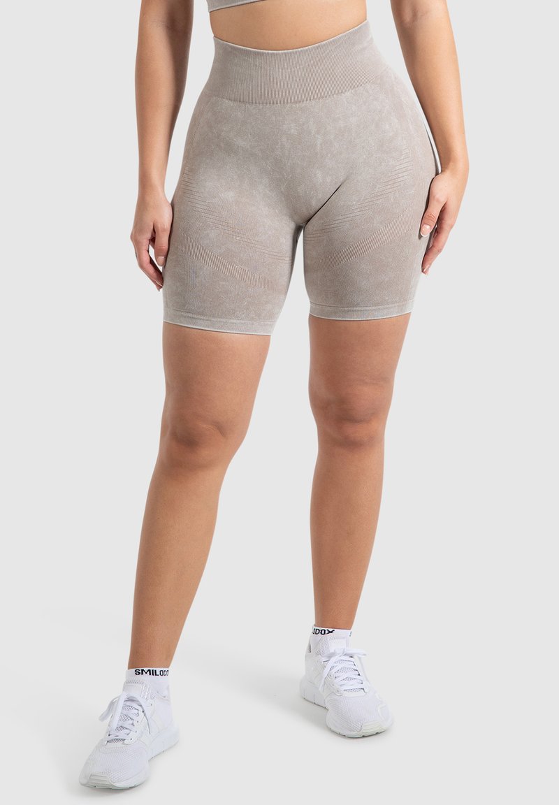 Pantaloni corti grigi a vita alta con un motivo testurizzato e bordi senza cuciture; realizzati in tessuto elasticizzato per il comfort. Abbinati a scarpe sportive bianche.