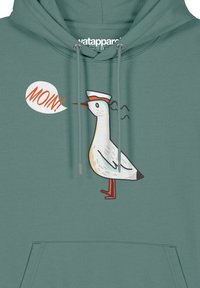 Groene hoodie met een cartoon afbeelding van een meeuw. De meeuw draagt een kapiteinspet en zegt "MOIN!" in een spraakwolk. Rekbare katoenen stof.