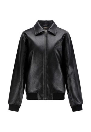 Sort læderjakke med lynlås, krave, ribbede manchetter og kant. Har præget logo på brystet. Glat tekstur.