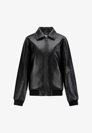 Giacca in pelle nera con chiusura a zip, colletto, polsini e orlo a coste. Presenta un logo impresso nella zona del petto. Texture liscia.