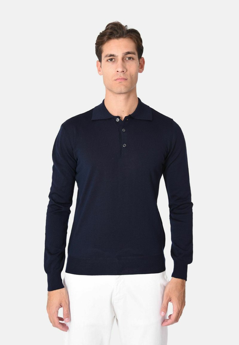 Polo a maniche lunghe di colore blu navy realizzato in morbido tessuto a maglia, con colletto classico e patta con tre bottoni, con polsini e orlo a coste.