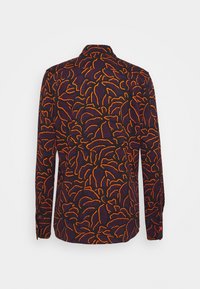 Chemise à manches longues en tissu violet foncé avec un motif abstrait orange, dotée d'un col classique et de poignets boutonnés.
