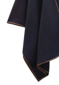 Ciemnoniebieska tkanina o gładkiej powierzchni, z kontrastowym brązowym wykończeniem. Materiał pięknie się układa, ukazując miękką teksturę.