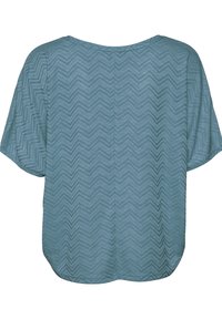 Atsitiktinio stiliaus laisvas trumpas rankovė viršus, turintis žaliai mėlyną spalvą, su tekstūruotu zigzago raštu ir apvaliu apačios kraštu. Lengvas, universalaus dizaino, tinkantis kasdieniam nešiojimui.