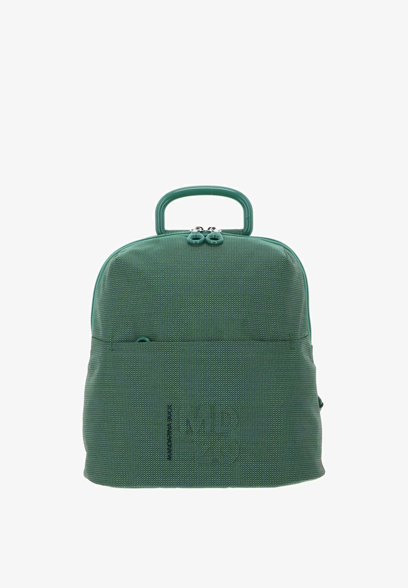 Sac à dos vert en matière texturée, avec une forme arrondie, une poignée supérieure, deux tirettes de fermeture éclair et une poche avant.