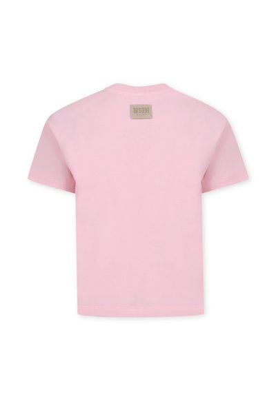 T-shirt in cotone rosa con maniche corte, scollo a girocollo e un'etichetta rettangolare sulla parte superiore della schiena con il nome del marchio.