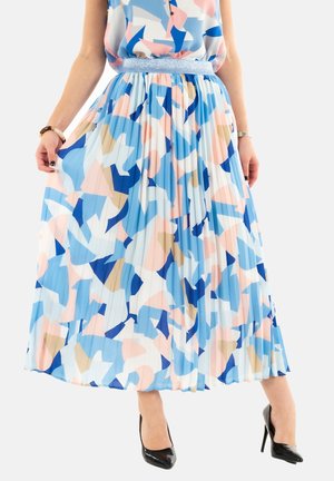 Jupe maxi plissée dans un motif abstrait bleu, rose et beige. Taille élastique, tissu léger et silhouette évasée. Talons noirs visibles.