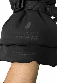 Schwarze isolierte Handschuhe mit den Etiketten "Premium Down" und "Heat Capture System". Enthalten ein strukturiertes Material und einen verstellbaren Riemen.