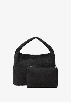 Sort vævet håndtaske med en tekstureret overflade og et rundt håndtag, parret med en glat, lynlåset pung. Begge genstande er i mørke nuancer.