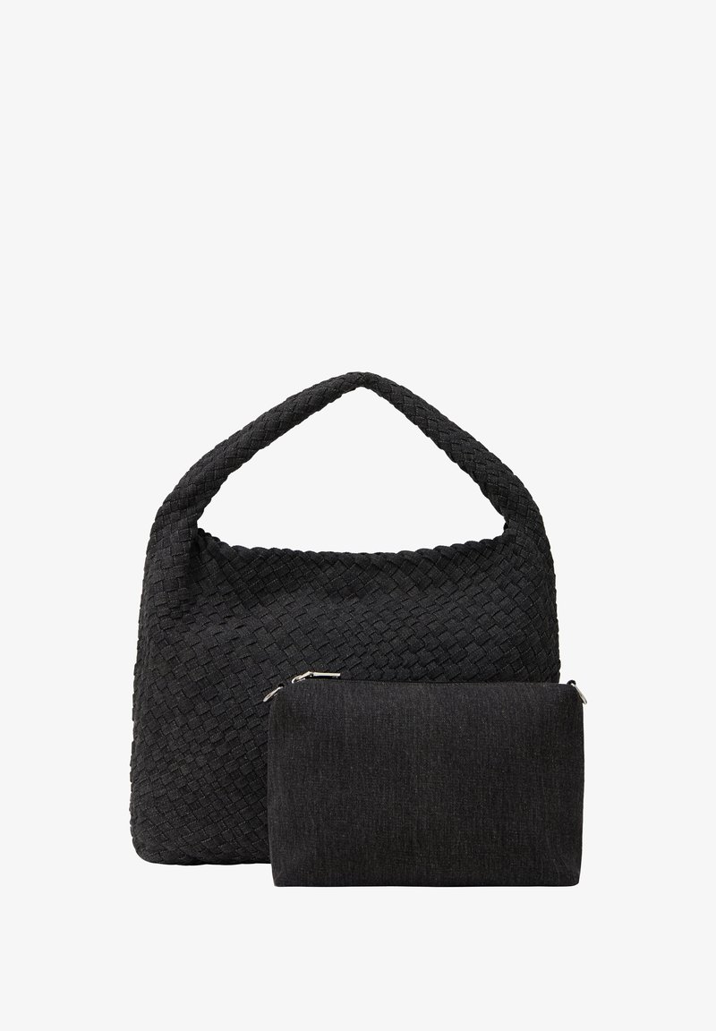 Sac à main tissé noir avec une surface texturée et une poignée arrondie, accompagné d'une pochette lisse à fermeture éclair. Les deux articles sont de teintes sombres.
