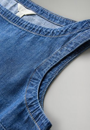 Hellblaues Denim-Ärmelloses Oberteil mit rundem Ausschnitt und sichtbaren Nähten, flach auf einer hellgrauen Fläche ausgelegt.