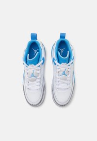 Zapatillas deportivas blancas con acentos azules, material de cuero liso, forro de malla, suelas de goma y una entresuela texturizada gris con un logo.