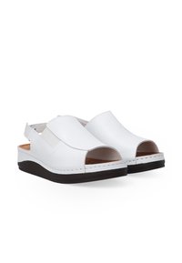 Weiße Sandalen mit offenen Zehen und Slingback-Design sowie schwarzen Sohlen, die einen einfachen und modernen Stil für die Freizeit bieten.