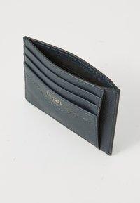 Portafoglio in pelle blu navy con più scomparti per carte e un compartimento centrale, impresso con la scritta "LANCEL PARIS" in lettere dorate.