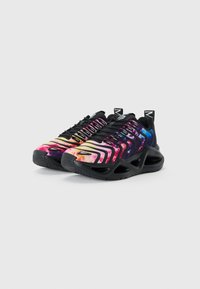 Sorte sportssko med et multicolor gradientdesign i pink, lilla og blå nuancer, en struktureret overdel og markante sålaccentueringer.