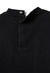 Collar de prenda de punto negro con textura acanalada y detalle de botón a presión. La tela parece suave y ligeramente texturada.