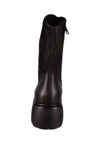 Botín negro de cuero con acabado texturizado, con cremallera lateral, punta redonda y tacón grueso para mayor estabilidad.