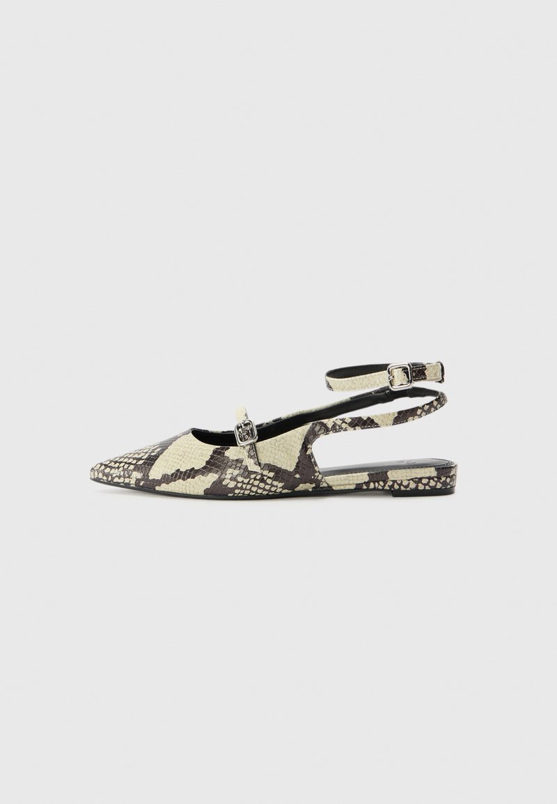 Zapatos slingback con puntera afilada, fabricados con material de serpiente de color beige y marrón. Cuentan con una fina correa en el tobillo con cierre de hebilla. Suela plana.