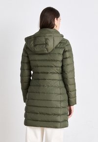Tommy Jeans ESSENTIAL HOODED  - Kaput ispunjen paperjem - fatigue green
