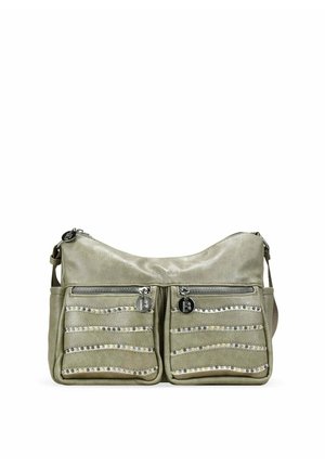 Bolso de hombro verde oliva claro con dos bolsillos delanteros con cremallera decorados con franjas horizontales con tachuelas y tiradores metálicos.