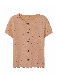 Kurzärmliges, hellpfirsichfarbenes T-Shirt mit gerippter Textur, das eine Knopfleiste und kleine Pünktchen in Form von rosa und blauen Herzen aufweist.