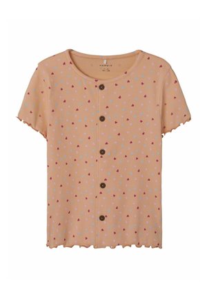 Kurzärmliges, hellpfirsichfarbenes T-Shirt mit gerippter Textur, das eine Knopfleiste und kleine Pünktchen in Form von rosa und blauen Herzen aufweist.