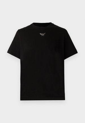 Camiseta de algodón negra de manga corta, con cuello redondo y un detalle del logo plateado en el pecho. Textura suave y corte relajado.