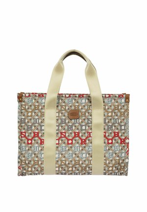 Sac cabas rectangulaire avec anses beiges et un motif à treillis composé de formes entrelacées beige, rouge et grises avec une petite étiquette de marque en cuir.