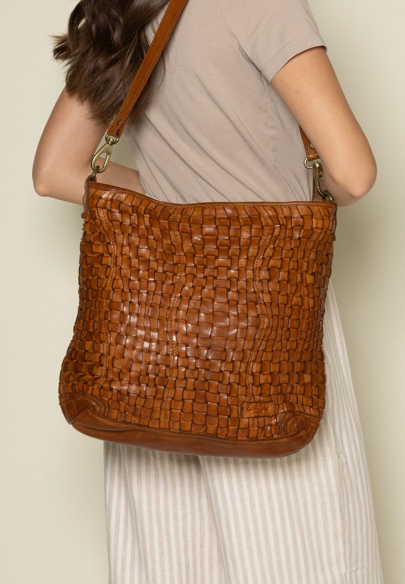 Borsa a spalla in pelle intrecciata marrone con forma larga, bordo superiore liscio e motivo testurizzato. Finiture in oro sugli accessori della tracolla.
