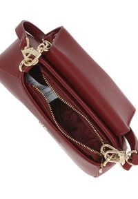 Borsa a mano in pelle bordeaux con interno con zip, hardware color oro e tracolla removibile; forma rettangolare, texture liscia.